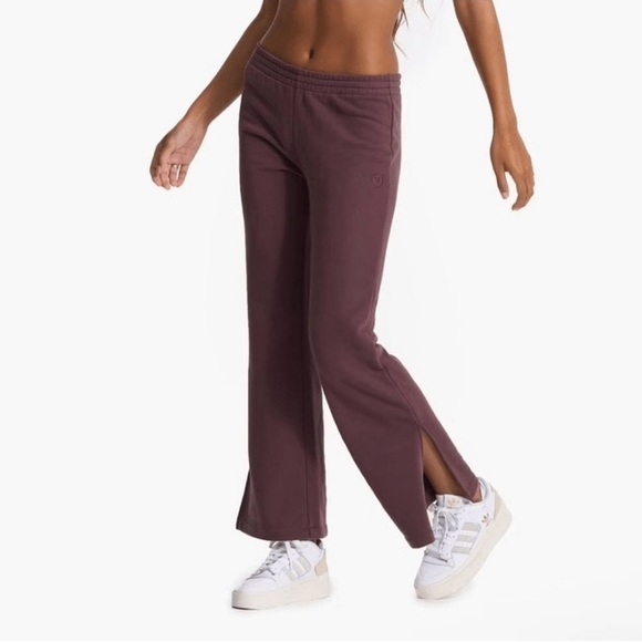 Vuori Pants - Vuori Sedona Wideleg Sweatpant
Chestnut